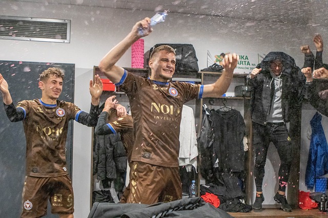 挑事？每日邮报称安东尼比赛中头槌犯规，逃过一张红牌