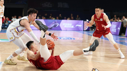 英媒：不敌纽卡赛后瓜帅与吉马良斯争论，并疑似怒斥摄像师